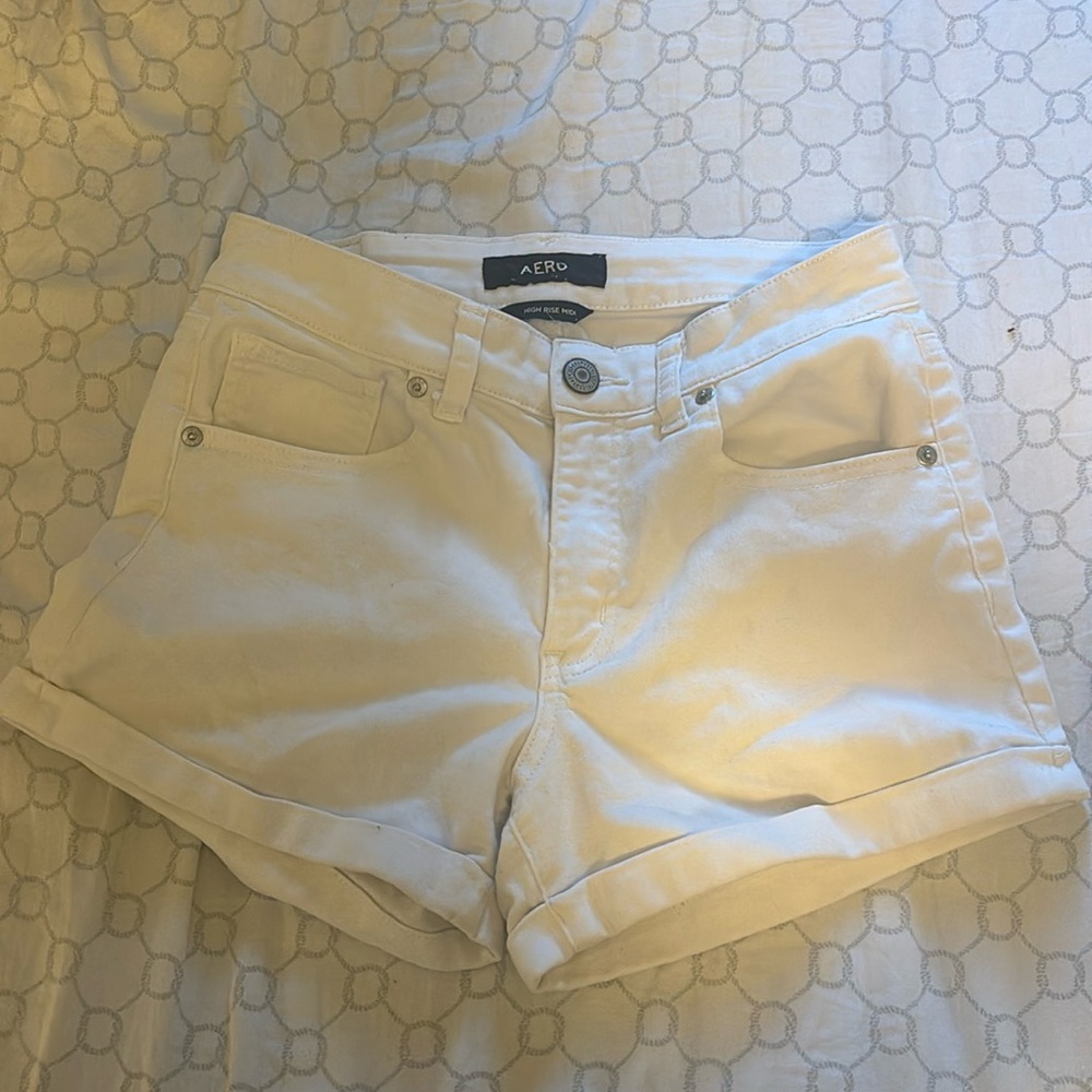 White aero Jean shorts / high rise